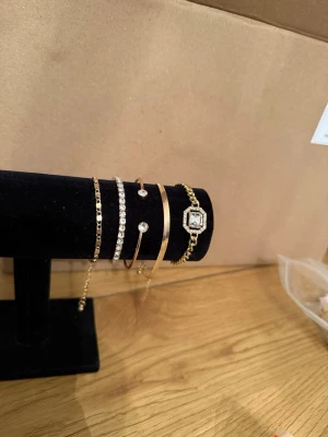 Guld Armband 5 st - Helt nya och oanvända. Alla 5 st Armbanden medföljer för priset. Justerbara och rostfritt stål.