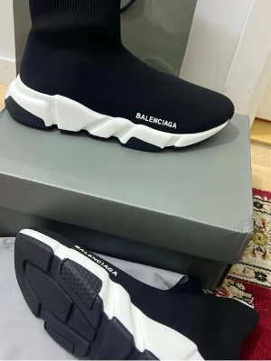 sneakers - Svarta sneakers finns i storlek 44 