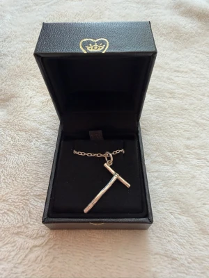 Maria Nilsdotter halsband  - Wonky letter necklace bokstaven T från Maria Nilsdotter. Kedjan är 50cm. Allt medkommer kvitto, box, skötselråd. Nypris idag ligger på 1995kr