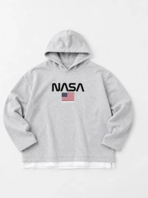 Grå NASA hoodie med tryck - Grå hoodie med svart NASA-logga och amerikansk flagga tryckt på bröstet. Klassisk huva och avslappnad passform. Tillverkad i mjukt material som känns skönt mot huden. Perfekt för dig som gillar rymd och streetstyle.