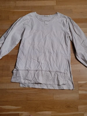 Free people long-sleeved top - New with tags discontinued model. New price 98usd. Price due to this top no longer purchasable elsewhere. Big sleeves, thick materian, side slits, back detail. Usa size M, which I believe is similar to EU L 86cm tall 54 shoulder width 57cm wide  60cm sleeve length  26cm sleeve width   Bundle discounts: two items 5% off (automatic) three items 10% off, five items 20% off. Message me before purchasing 3+ items for discount.
