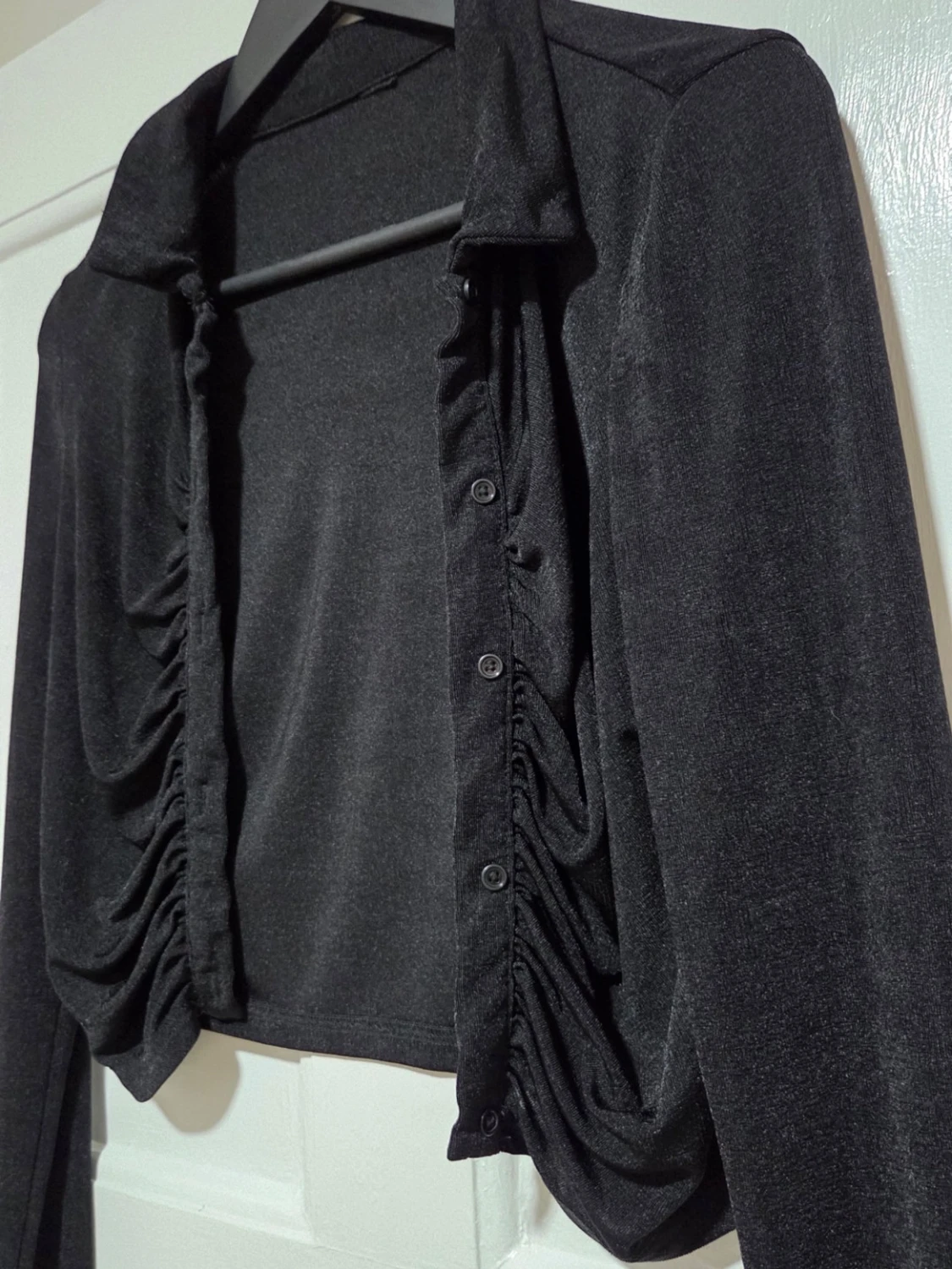 Svart cropped kofta med rynkade detaljer - 3