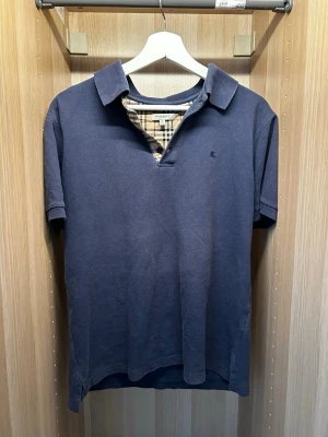 Burberry pike - Snygg piké från burberry perfekt för sommaren.Stl M. Hör av er om frågor.Psst tror den är äkta fick den från min faster