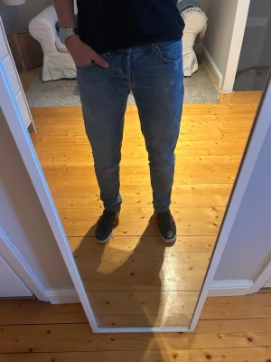 Dondup George Jeans - Dondup George Jeans i mycket bra skick | Storlek och mått: W34, längd ca 101cm, midja ca 41cm📏| Vid frågor eller diskussion om pris är det bara att skriva✍🏼| Frakt inom 48h📦