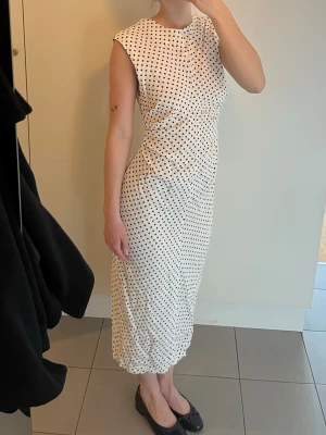 Prickig Zara klänning  - Säljer denna vita linneklänning med svarta prickar, från Zara. Aldrig använd och prislappen kvar💞storlek M
