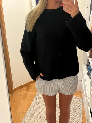 Stickad tröja - Snygg stickad tröja från Gina tricot. Storlek M. Oversize. Använd och lite nopprig.