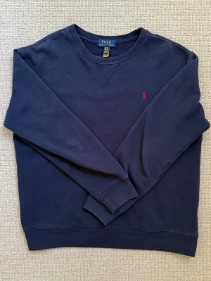 Polo Ralph Lauren Sweater in Navy Blue - Klassisk navy blå sweatshirt från Polo Ralph Lauren, storlek XL men är lite mindre i storleken så skulle säga en L storlek igentligen, Skriv ifall du har några frågor!👌🏻