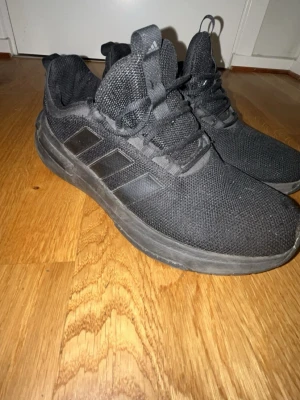 Adidas skor  - Riktigt sköna adidas skor som inte är fula heller direkt passar till allt. Storlek 42. 300 kr snabb prisb