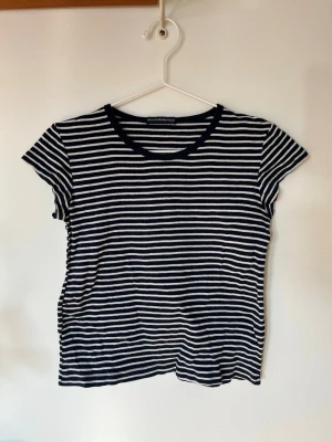 Randig t-shirt från Brandy Melville - Randig t-shirt från Brandy Melville. One size men passar xs/s