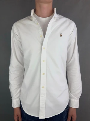 Ralph Lauren skjorta - Ralph Lauren Skjorta Märke: Polo Ralph Lauren Storlek: S Passform: Classic fit Färg: Vit Skick: Mycket bra Beskrivning: utan defekter. Modellen på bilden: 183 cm / 74 kg