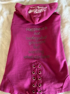 Rosa hoodie XS - Rosa hoodie med fina och unika detaljer. Bedazzling och snörning i ryggen😍varan är i fint skick utan tydliga tecken på användning💗