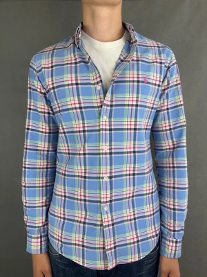 Ralph Lauren skjorta - Ralph Lauren Skjorta Märke: Polo Ralph Lauren Storlek: M Passform: Slimfit Färg: Rosablå mönstrad Skick: Mycket bra Beskrivning: utan defekter. Modellen på bilden: 183 cm / 74 kg