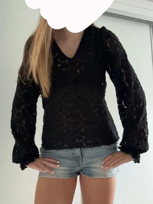 Svart spets tröja💕💕 - Snygg svart spetströja från Vero Moda i storlek XS. 💕💕💕Tröjan har en vacker spetsdesign, puffärmar och v-ringning. Passar perfekt för både fest och vardag. Mycket bra skick nästan aldrig använd.💕💕💕