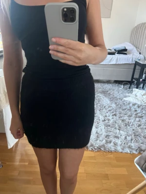 Svart stickad minikjol - Svart stickad minikjol från Gina Tricot, storlek S.