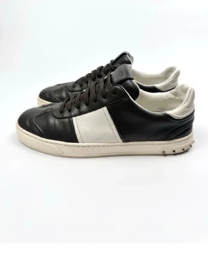 Valentino flycrews  - Stl 41, passar 42. 1 nit saknas, annars fint skick 