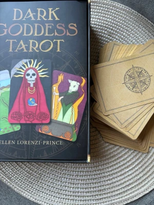 Dark godess tarot  - I nyskick , aldrig använt bara tittat på korten , finns på fler ställen då jag vill sälja det så fort som möjligt! Nypris i affär: 343kr säljes för : 197kr Vid frågor tveka inte på att skriva ❤️