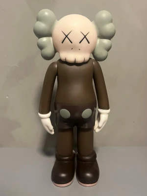 Kaws Figur - En jätte fin kaws figur från 2021 i utmärkt skick, det är en speciell prydnad att ha i sitt kontor, sovrum mm. För referens är den 20cm i höjden och kan hållas i handen.