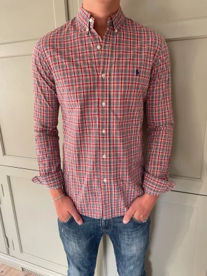 Polo Ralph Lauren Skjorta Mönstrad Vintage - Jättefin flerfärgad mönstrad skjorta från Ralph Lauren | Storlek S slim fit, skitnajs passform | Jättefint skick 🤟| Bara o skriva vid frågor och prisförslag är alltid öppna 😊