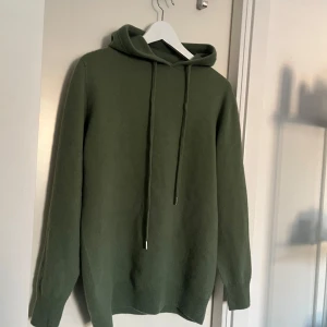 Kashmir hoodie - Säljer en stilren kashmir hoodie med långa ärmar och justerbar huva. Perfekt för en avslappnad look. Storlek S! Köpt här på Plick, hör av dig vid frågor!