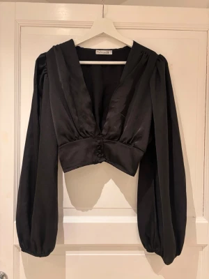 svart blus  - svart söt blus från design by si, i står ingen storlek i men gisssar på S. sömmen i mitten har gått upp, går att sy. (bild 3) därav priset. annars i fint skick. skriv vid intresse eller frågor! 