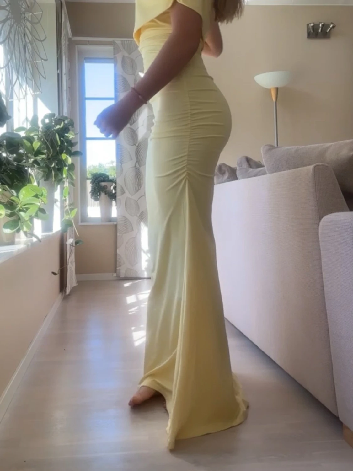 Ljusgul långklänning med offshoulder - 1