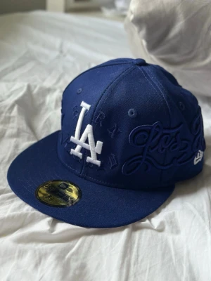 New era los angeles dodgers keps (ovanlig)! - En unik/ovanlig new era keps, 59 Fifty Los Angeles Dodgers i mörkblå unik design, använd typ 2 gånger, helt nytt skick! Storlek 7 1/4 (57,7cm) För mer frågor är det bara att skriva! Pris kan alltid diskuteras. Mvh Hjalle 💙