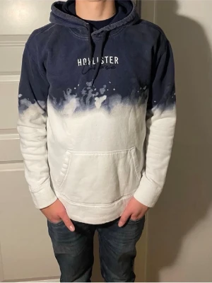 Blåvit hoodie från Hollister - Säljer denna sjukt feta hollister hoodien! Tröjan är i storlek S. Hör av er vid funderingar!