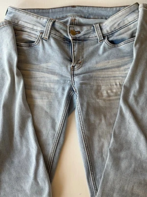 Cheap Monday jeans - Säljer ett par ljusblåa bootcut jeans från Cheap monday i storlek 29/34 då de inte kommer till användning. De är i bra skick och passar bra i längd på mig som är 170. Skriv om du har något frågor💕