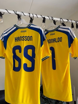  Sverige tröjor fotboll - Säljer två äkta Sverige-26 landslagströjor. Lapp kvar, storlek M. Signerade av Chris och Johan ”de vet du”💛💙 kom med prisförslag!