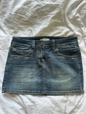 Vintage lågmidjad kjol - Midja tvärsöver: 37 cm. Längd: 31 cm