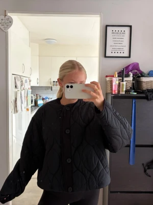 Svart jacka från Zara  - Jackan är väl använd men inte haft den så super länge. Den har inga defekter så utan kanske bara lite små trådar vid knappen längst upp som man kan se på en av bilderna. Annars är den i väldigt bra skick.