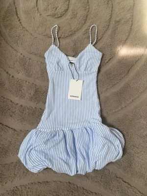 randig ballong klänning - bershka  - säljer min helt oanvända klänning då den kom i en annan storlek som inte passar! aldrig haft på mig den så skicket är som ny!! klänningen är slutsåld därav nypris. passar perfekt nu till sommaren!!