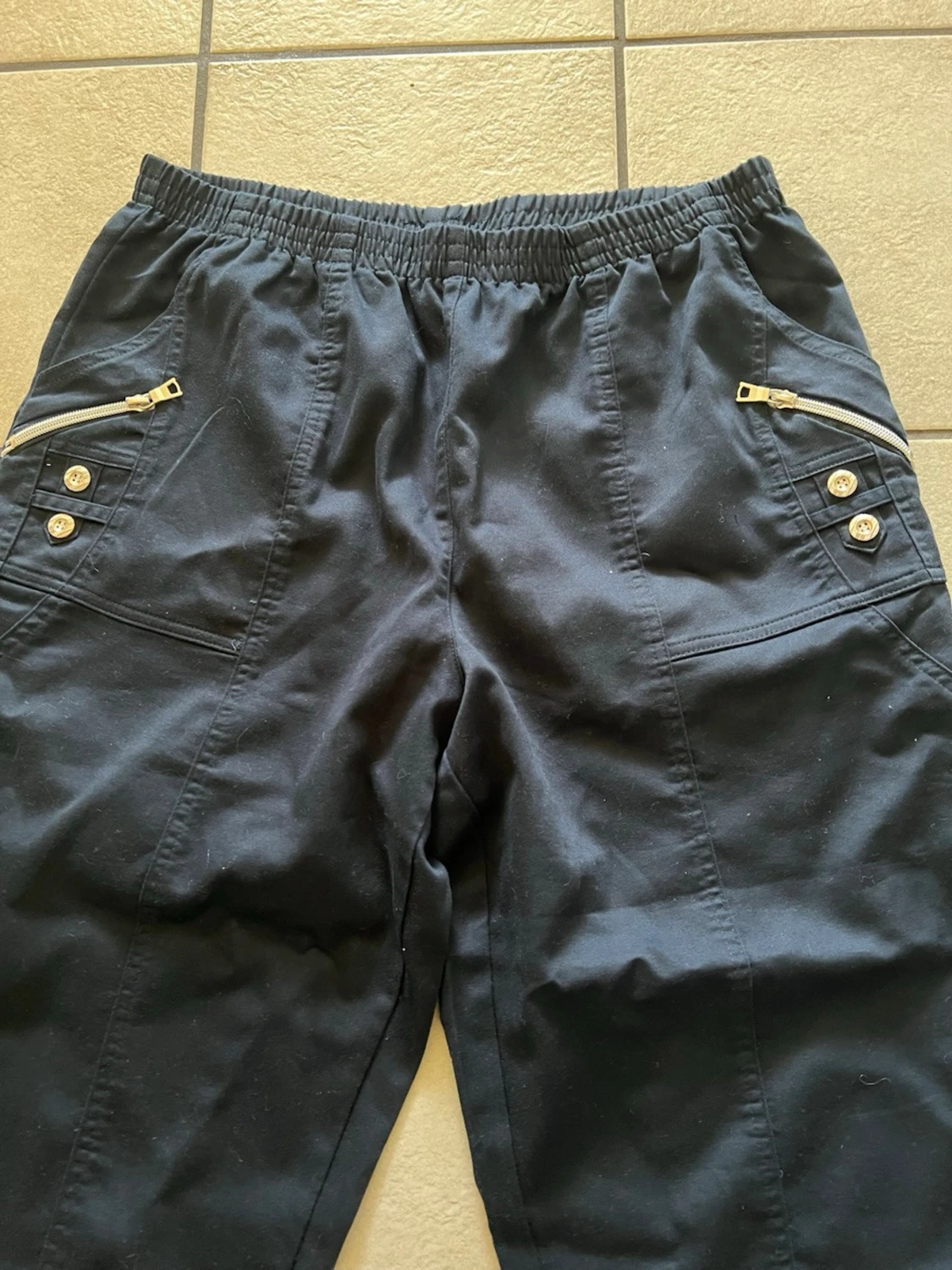Svarta shorts med dragkedjor och knappar storlek L - 1