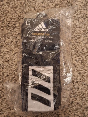 Adidas Creator 365 svarta basketstrumpor - Säljer ett par svarta Adidas Creator 365 basketstrumpor med vit och svart logga i storlek L. Strumporna har extra dämpning och är designade för basket, med kompression runt vristen och hydrofoba garn i häl och tå. Skick: 10/10