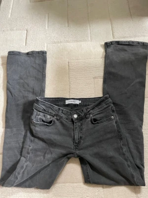 lågmidjade jeans - Säljer ett par lågmidjade bootcut jeans från junkyard💓storlek XS💓 original pris 600kr💓pris kan diskuteras o skriv vid frågor!💓