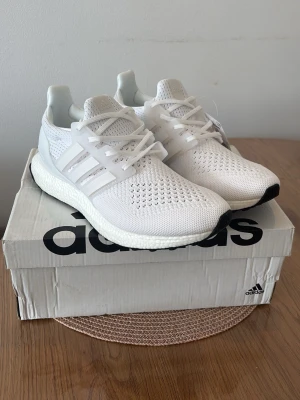 Adidas Ultraboost 1.0 - Adidas Ultraboost 1.0, Skick: 10/10 – helt oanvända, kommer med originalbox. Vid frågor eller intresse, skicka gärna ett DM.