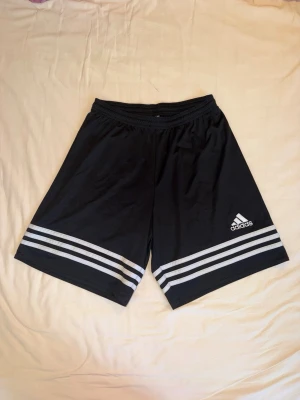 Träningsshorts - Träningsshorts i storlek S från adidas. Shortsen har varit väl omhändertagna och håller ett mycket bra skick!  Tyvärr är alla lappar bortklippta.