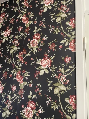 Blommig tapet (öppnad rulle) - Säljer en öppnad rulle med jättefin blommig tapet. Tapeten har ett vackert mönster med stora blommor. Rullen är påbörjad men det är ganska mycket kvar (uppskattningsvis mer än hälften av rullen). Perfekt för dig som vill pyssla, klä om en möbel, fixa insidan av en garderob eller göra tavlor! Bredd: 53 cm.