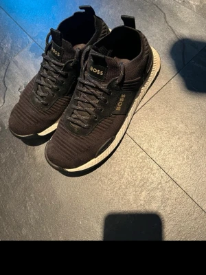 Hugo boss skor - Lite smutsiga annars bra skick,storlek 40