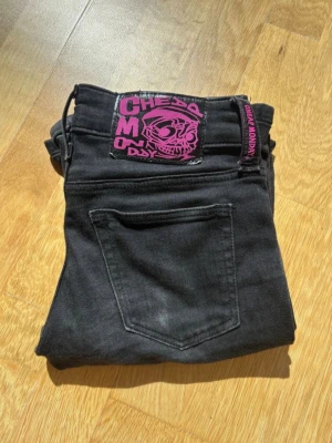 Cheap monday jeans - Cheap monday jeans som är storlek 26/30 vilket är xs i den kortaste längden (har använt inte så jätte många gånger) men jag har även lagt upp dom men går att sprätta upp det så dom blir längre men då kommer det att bli ett håll i byxorna som man kan se på fjärde bilden💕 men om man inte sprättar upp dom så kommer det inte synas💕original pris är ungefär 400 kr 💕du är alltid välkommen att skriva till mig om du undrar något💕