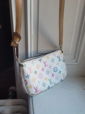 Vit axelremsväska crossbody med färgglatt y2k  - Supersnygg väska, lite smutsig men går att rengöra 
