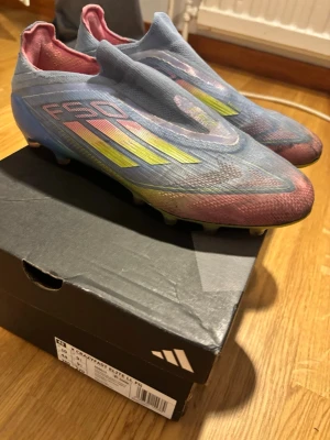 Adidas F50 Elite - Säljer ett par högpresterande Adidas F50 fotbollsskor i en snygg färgställning. Detta är en toppmodell designad för snabbhet och precision på planen – perfekt för dig som spelar på en hög nivå och vill ha utrustning som levererar. 