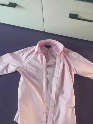 Rosa skjorta - Snygg rosa skjorta perfekt för sommaren. Säljer pga att den inte kommer till användning. Priset kan diskuteras.