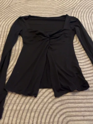 Långärmad topp  - Snygg tröja från Gina tricot. Aldrig använts. Fick den i present och står ej storlek, men gissar på Xs.   Postar mellan 1-3 dagar efter köp.   Hör gärna av dig om du har frågor eller vill ha fler bilder!