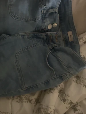 Jeans - Låg midjade jeans, köpta för 699kr från Nelly, midjans mått finns på bild och längden på hela byxorna är 94cm. Dom är väldigt stretchiga, de är utsvängda också. 