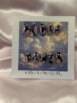 Prism (XS);ExtraShortAlmond  - Unika handgjorda/handmålade press-on naglar i en extra kort mandelform med svart och lila/grå design, dekorerade med små glittrande stenar. Handgjorda och perfekta för edig som vill ha en edgy och kreativ look. Kommer i XS: 14 mm, 11 mm, 11,5 mm, 10 mm, 8 mm, mät innan köp för bästa passform.