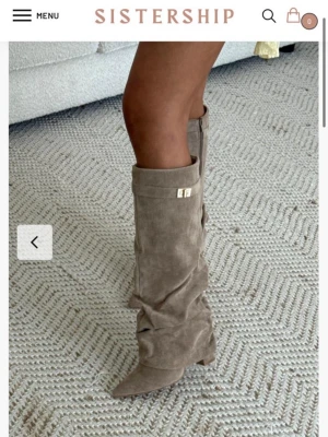 Boots - Säljer mina superfina boots i färgen khaki och storlek 36, användna endast en gång! Jättebra skick och trendiga, har bara inte kommit till användning🩷 Originalpris 65€, köpte på sistership!