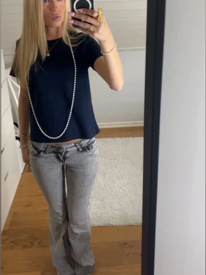 Blå t-shirt - Lösare passform av T-shirt. Mörkblå från Gina storlek 170 men liten i sorleken❤️