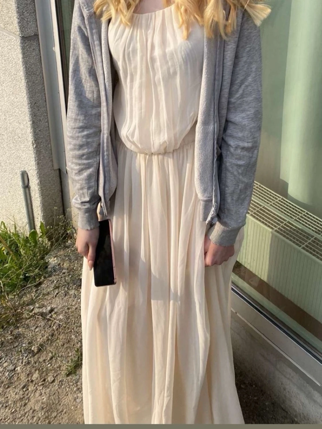 Lång aprikos färgad klänning med resårmidja - 2