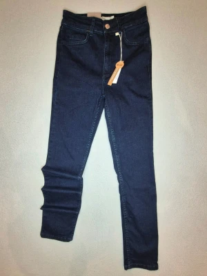 Dobber jeans blå skinny high waist dam oanvända  - Snygga jeans från märket dobber. Slim fit, high waist och helt oanvända 👍 Mått (cirka): Ben = 97cm, midja = 31cm, midja till gren = 26cm, benöppning = 14cm. 🌟 kolla gärna in fler annonser på min sida för samfrakt och rabatt ✌️